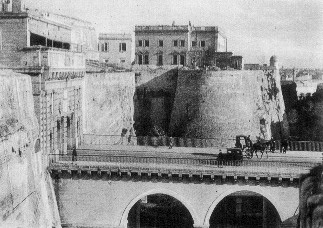 A post-war picture of Valletta Main Gate with the Vernon Club in the background